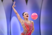 Милена Щенятская во время выполнения упражнения с мячом на всероссийском турнире «Кубок "Небесная грация"»