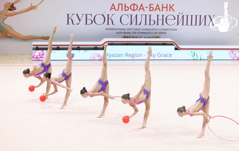 Групповички Рязанской области во время упражнения с обручами и мячами