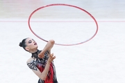 Анна Вакуленко во время упражнения с обручем