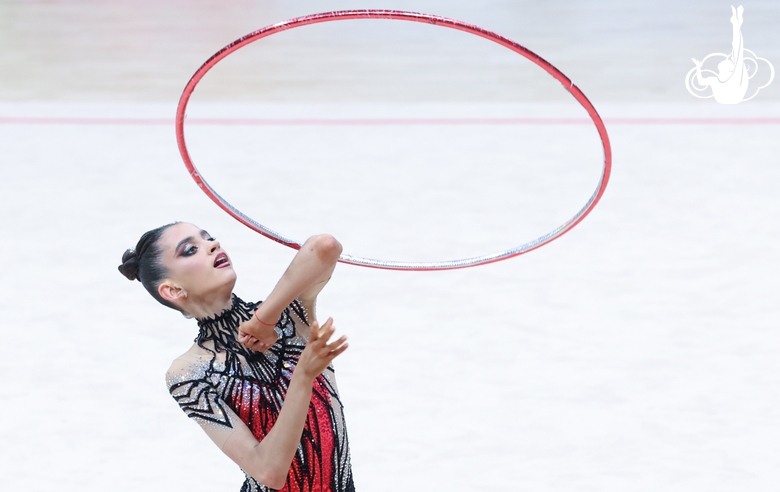 Анна Вакуленко во время упражнения с обручем