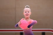 Настя Диева во время упражнения с мячом на турнире «мАлинка»