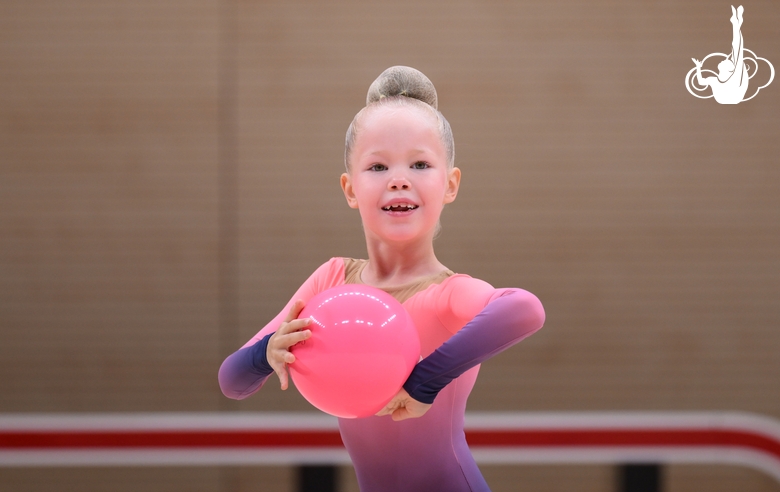 Настя Диева во время упражнения с мячом на турнире «мАлинка»
