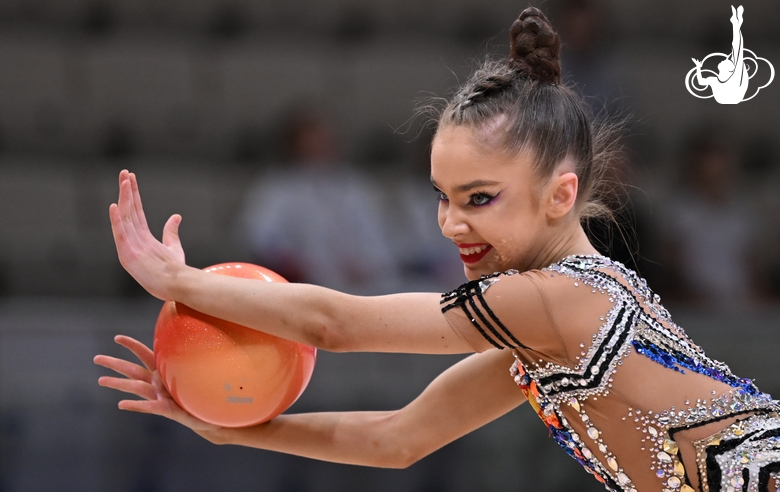 Ксения Савинова во время выполнения упражнения с мячом на всероссийском турнире «Кубок "Небесная грация"»