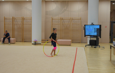 Олимпийская чемпионка объясняет Ксении Савиновой из Гатчины секрет правильного прыжка