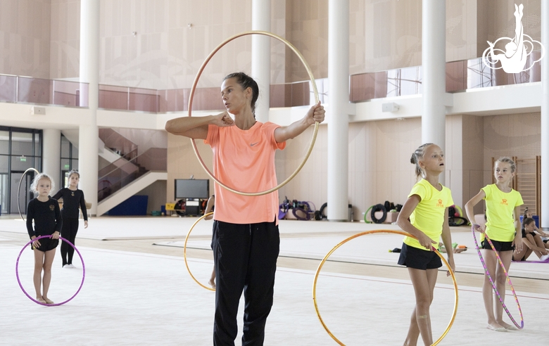 Тренер Екатерина Селезнева с гимнастками во время тренировки
