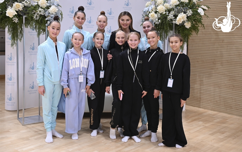 Олимпийская чемпионка Алина Кабаева и участницы турнира для партнеров Международной Ассоциации клубов «Небесная грация»