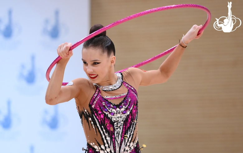 Мария Борисова во время упражнения с обручем