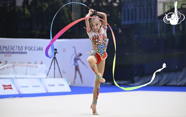 Вероника Малинина во время упражнения с лентой