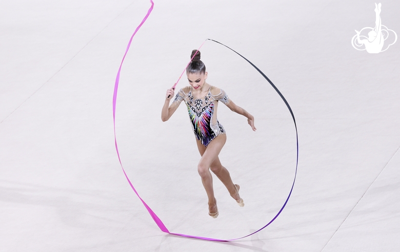 Нелли Сагателян во время упражнения с лентой