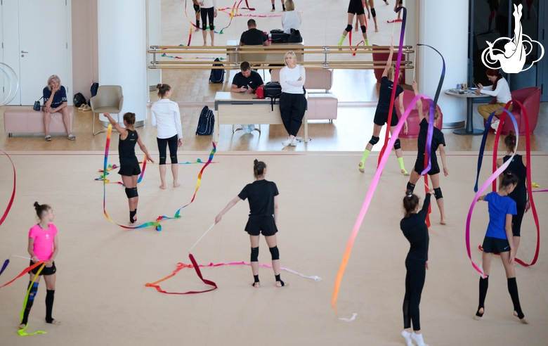 Гимнастки во время восстановительных сборов в Академии