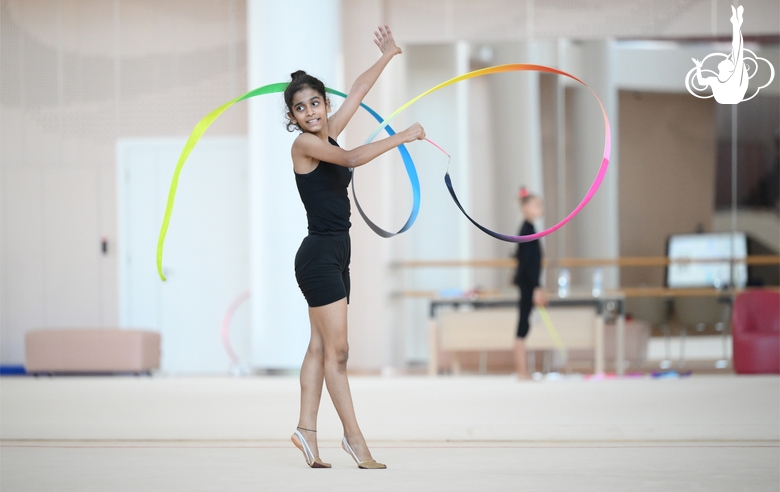 Гимнастка Авани Нитеш Кадам во время тренировки