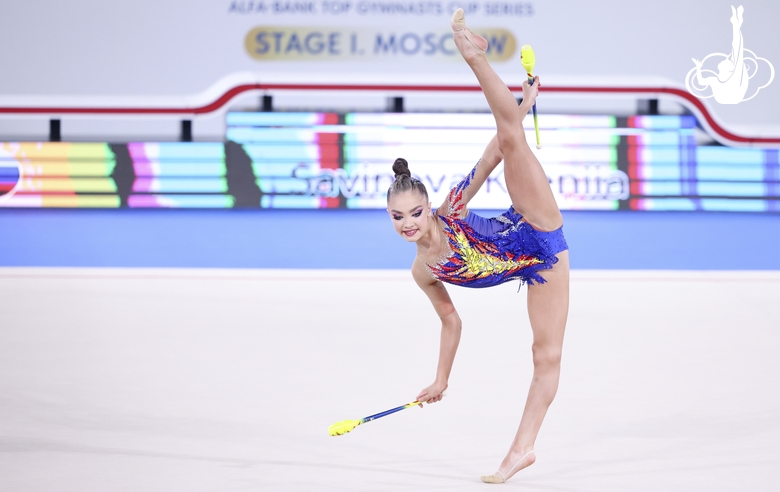 Ксения Савинова во время упражнения с булавами