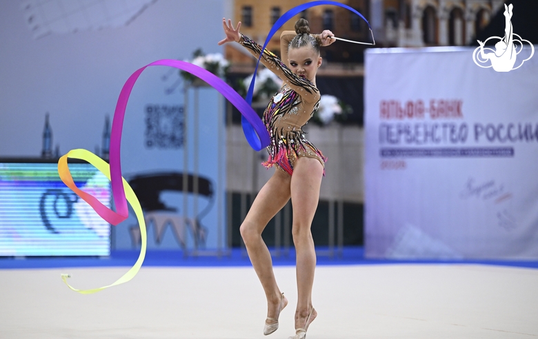 Лия Родионова во время упражнения с лентой