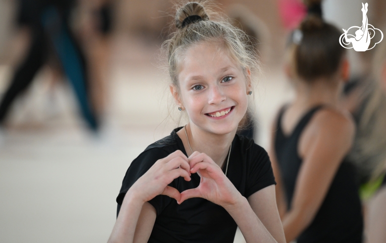 Гимнастка во время занятия на учебно-тренировочных сборах в Академии