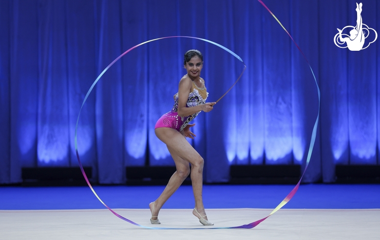 Санюкта Кале во время упражнения с лентой