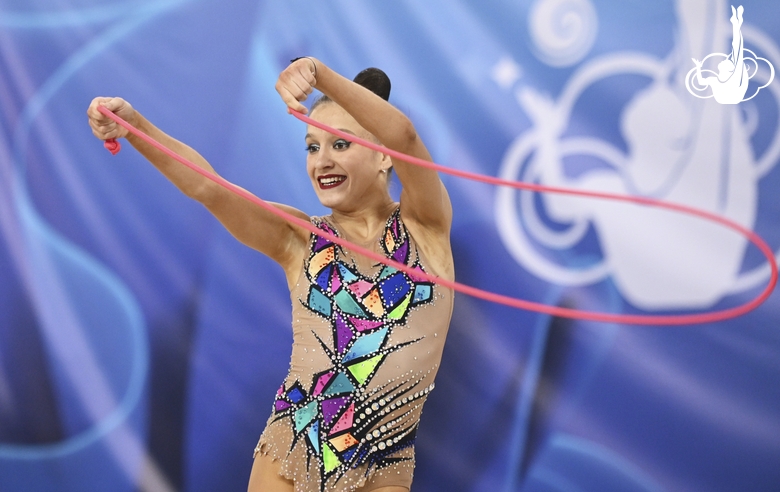 Гимнастка во время упражнения со скакалкой на турнире в Новосибирске
