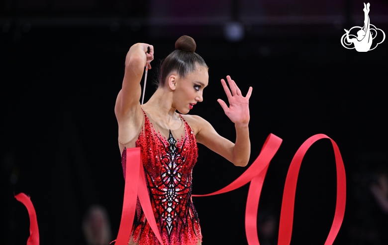 Виктория Беспалова во время упражнения с лентой