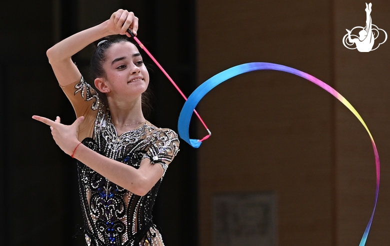 Анна Вакуленко во время упражнения с лентой на контрольной тренировке