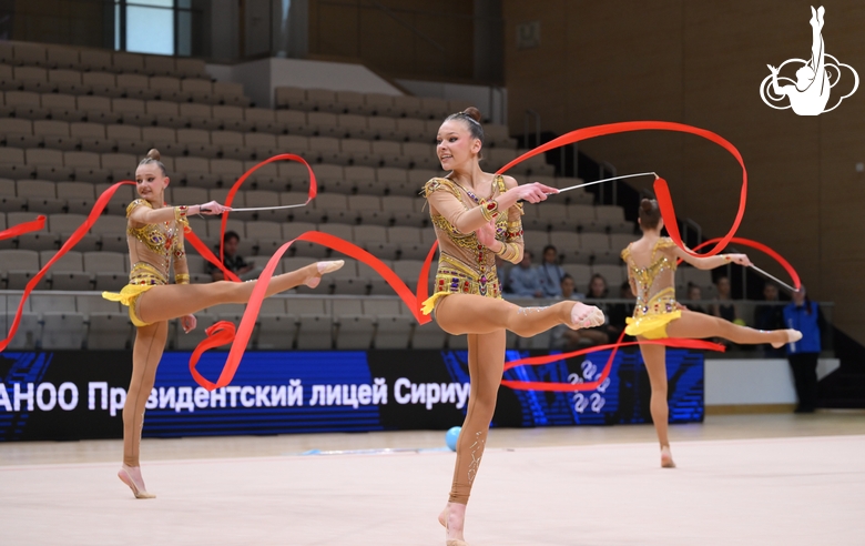 Групповички во время упражнения с лентами