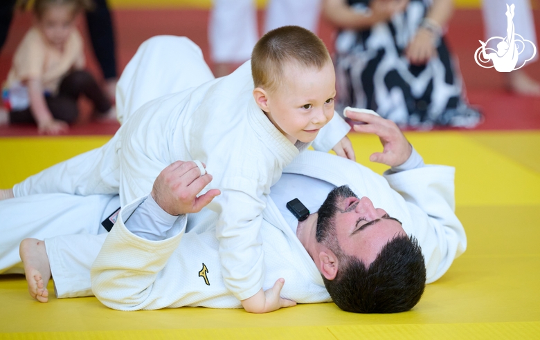 Олимпийский чемпион 2012 года Мансур Исаев с участником фестиваля дзюдо