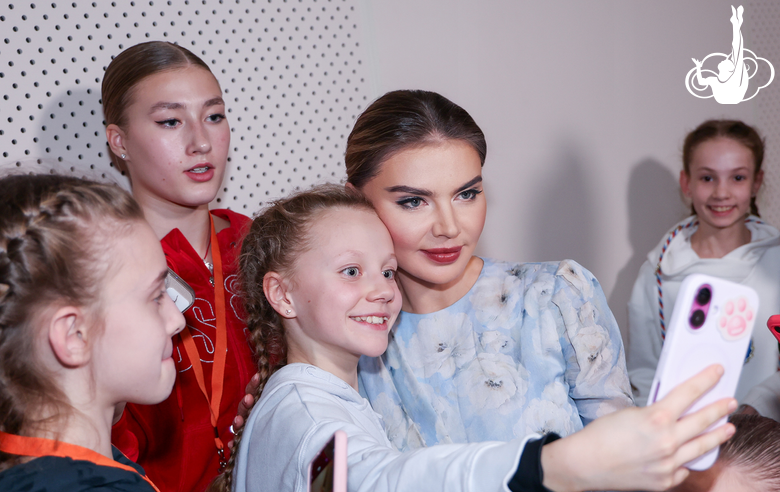 Олимпийская чемпионка Алина Кабаева с участниками фестиваля «Алина»-2025