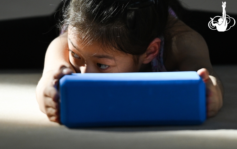 Гимнастка из Китая во время тренировки