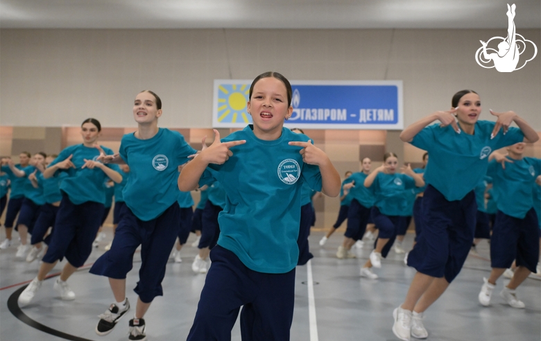 Участники интенсива студии танца Аллы Духовой TODES во время флешмоба