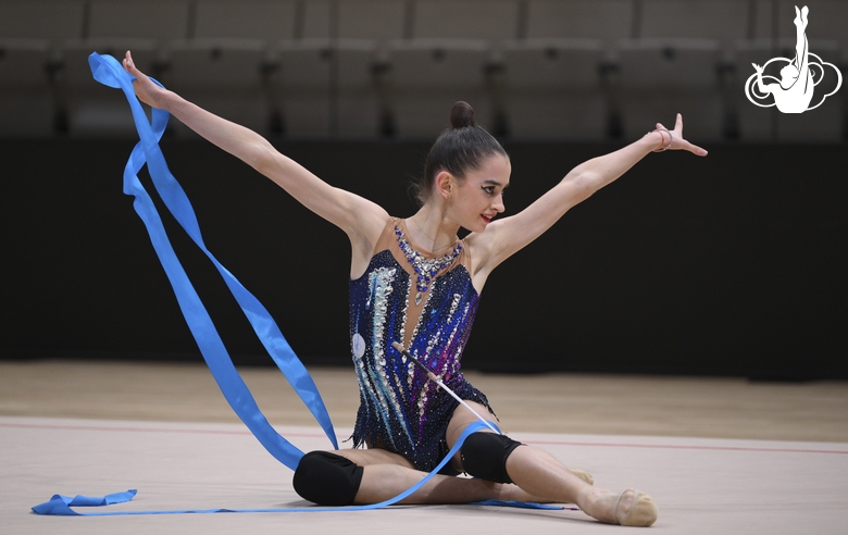 Анна Вакуленко во время упражнения с лентой