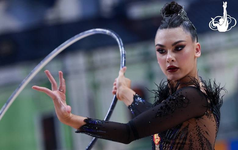 Лала Крамаренко во время упражнения с обручем