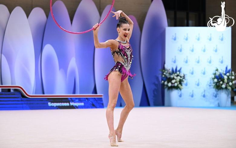 Мария Борисова во время выполнения упражнения с обручем на всероссийском турнире «Кубок "Небесная грация"»