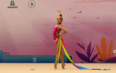 Показываем фрагменты упражнений с лентой и булавами нашей чемпионки — Вероники Малининой из Санкт-Петербурга