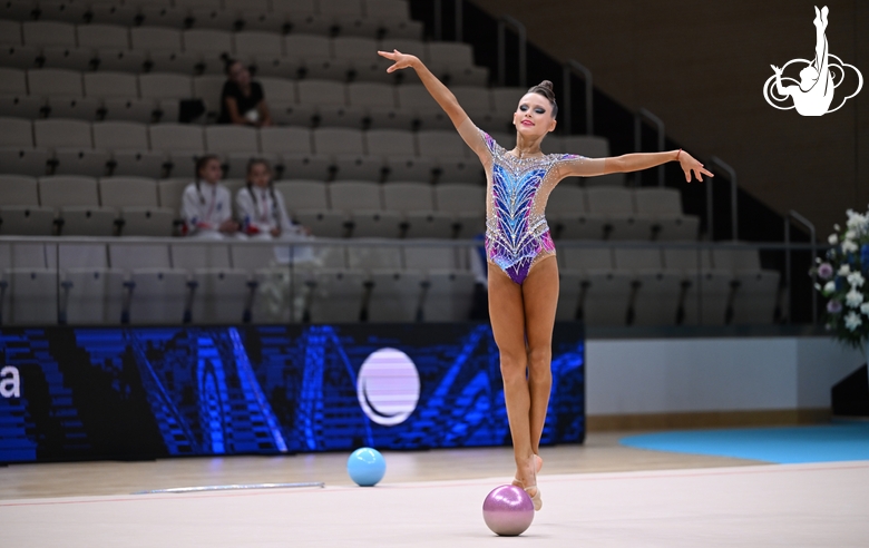 Гимнастка во время упражнения с мячом на всероссийском турнире «Кубок "Небесная грация"»