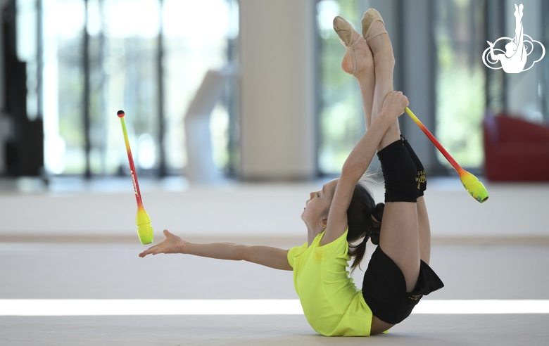 Вероника Малинина во время упражнения с булавами