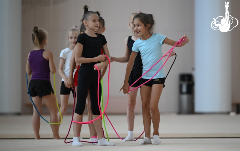 Гимнастки во время занятия на учебно-тренировочных сборах в Академии