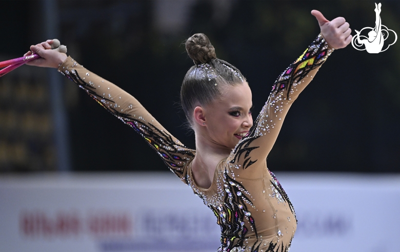 Лия Родионова во время упражнения с булавами