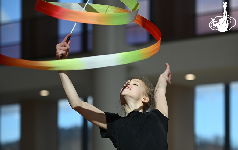 Кристина Войтенко во время упражнения с лентой