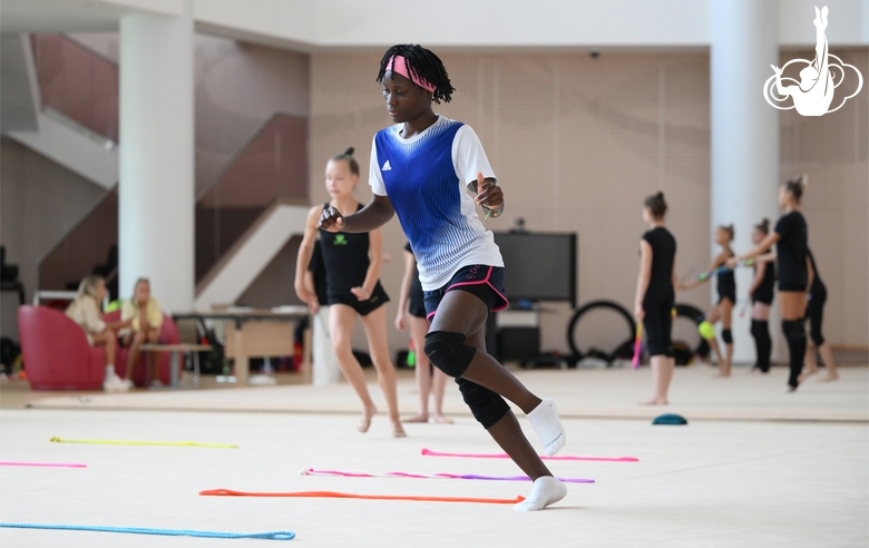 Гимнастка Маланда Майнга Месси Селест во время занятия на сборах в Академии