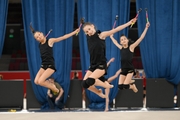 Гимнастки во время упражнения с булавами на опробовании ковра в Академии единоборств