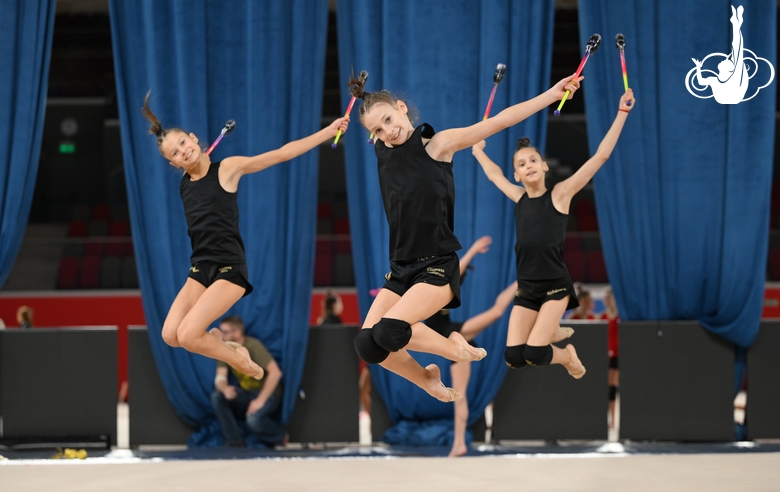 Гимнастки во время упражнения с булавами на опробовании ковра в Академии единоборств