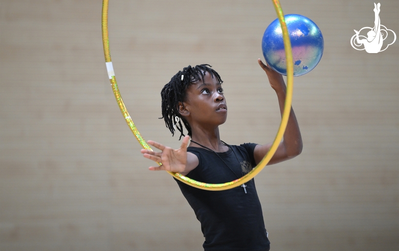 Гимнастка Нкенко-Сита Давина Шансельви во время занятия на сборах в Академии