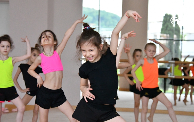 Гимнастки во время занятия