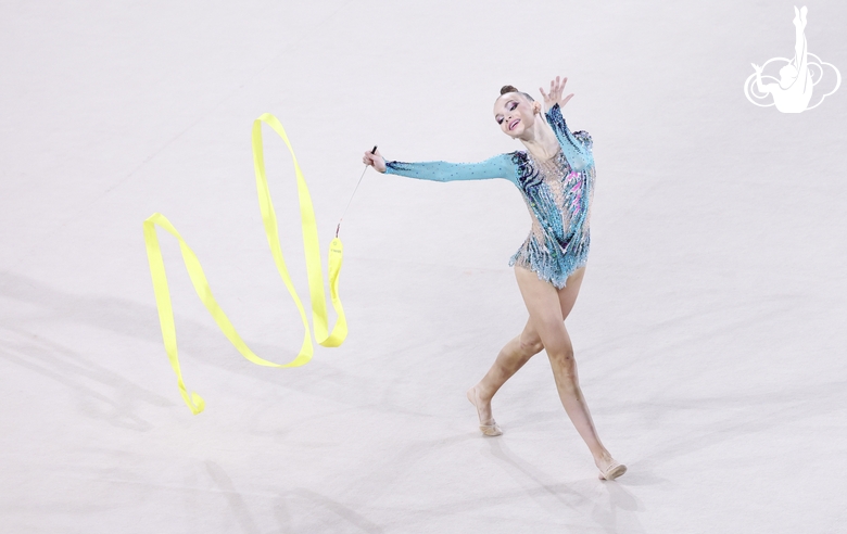 Анастасия Гринева во время упражнения с лентой