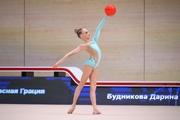 Дарина Будникова во время упражнения с мячом