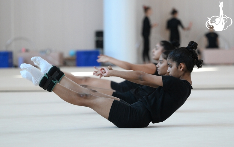 Гимнастки Кимая Карле, Арья и Авани Нитеш Кадам во время тренировки в Академии