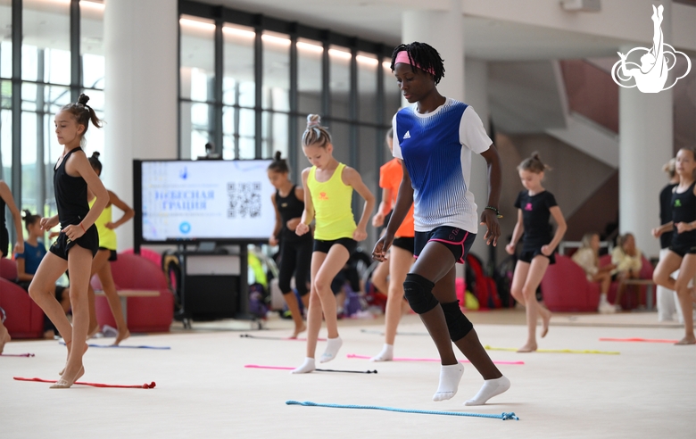 Гимнастка Маланда Майнга Месси Селест во время занятия на сборах в Академии