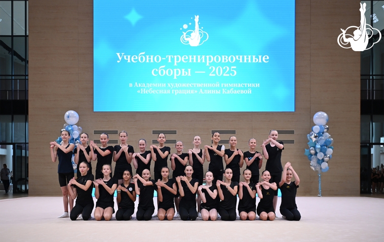 Участницы сборов во время выступления на отчетном концерте