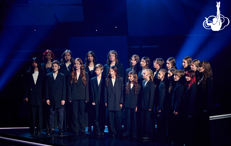 Хор «Новые голоса» в номере «Молодая гвардия»