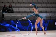 Гимнастка во время выполнения упражнения с обручем на всероссийском турнире «Кубок "Небесная грация"»