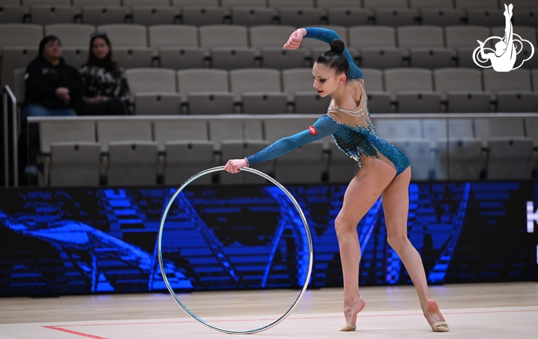 Гимнастка во время выполнения упражнения с обручем на всероссийском турнире «Кубок "Небесная грация"»