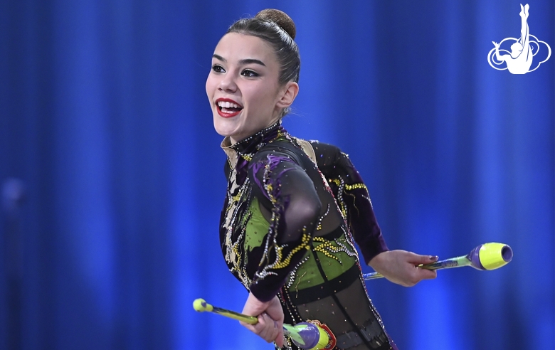 Анджела Мазибрада во время упражнения с булавами